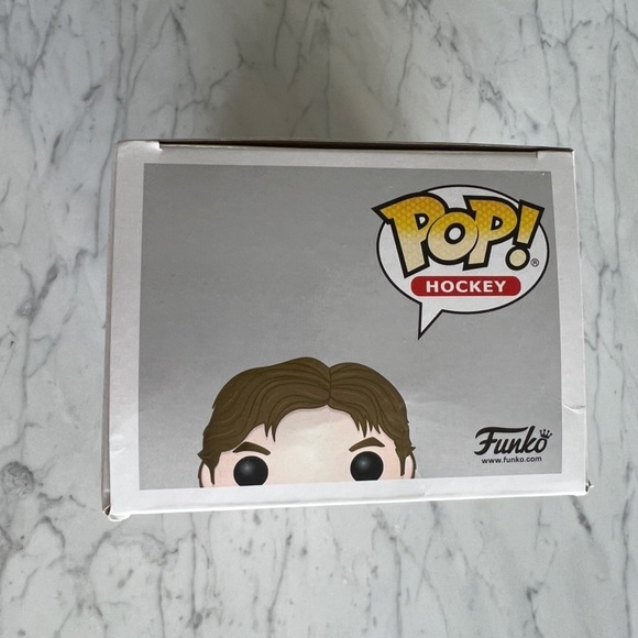 NEW WAYNE GRETZKY Funko Pop! Hockey #32 Edmonton Oilers Figure Canada Exclusive - Picture 7 of 8